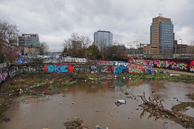 836508 Gezicht op de Vrije Graffiti Plek Utrecht Centraal (terrein van het voormalige Expeditieknooppunt van PostNL aan ...